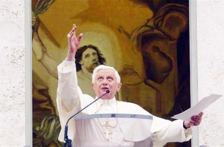 بابا الفاتيكان بنديكت السادس عشر خلال الصلاة في مقره أمس الأول